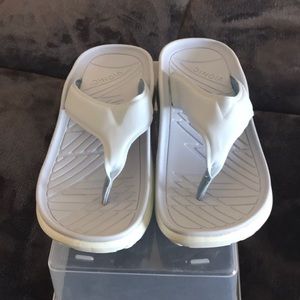 New Vionic recovery sandals size 8 never worn.